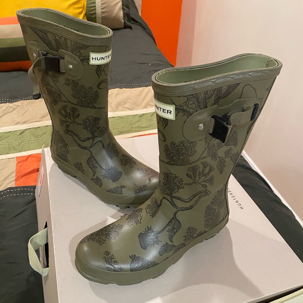Olive short hunter boots with nature design like trees